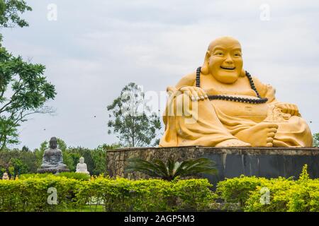 Foz do Iguaçu, Brésil - Circa Octobre 2019 : Bouddha souriant et deux autres statues de Bouddha dans le contexte à Chen Tien Temple bouddhiste Banque D'Images