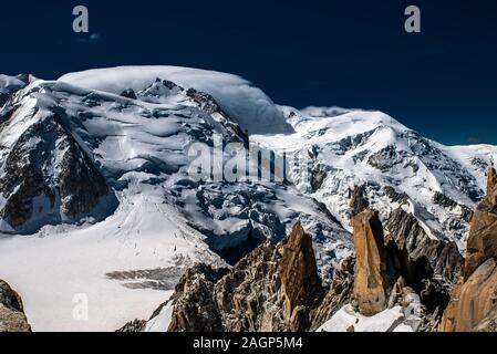 Le Mont Blanc, le toit de l'Europe avec ses 4808 mètres au-dessus du niveau de la mer, est un ensemble de sommets. Donnant sur la mer d'​​Ice les Grandes Jorasses, le Banque D'Images