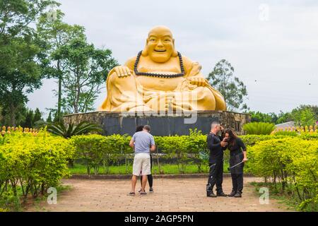Foz do Iguaçu, Brésil - Circa Octobre 2019 : les touristes en face de la statue du Bouddha souriant à Chen Tien Temple bouddhiste Banque D'Images