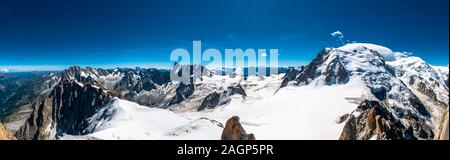 Le Mont Blanc, le toit de l'Europe avec ses 4808 mètres au-dessus du niveau de la mer, est un ensemble de sommets. Donnant sur la mer d'​​Ice les Grandes Jorasses, le Banque D'Images