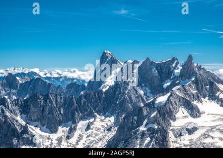 Le Mont Blanc, le toit de l'Europe avec ses 4808 mètres au-dessus du niveau de la mer, est un ensemble de sommets. Donnant sur la mer d'​​Ice les Grandes Jorasses, le Banque D'Images