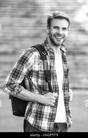 La demande vous-même. bonne journée. guy étudier dans l'université. étudiant prêt pour l'apprentissage. la vie de l'école. L'homme moderne. les jeunes sur le chemin de l'université. Stimuler l'éducation avenir réussi. university student sac à dos. Banque D'Images
