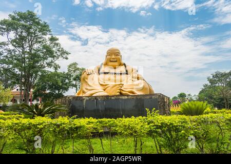 Foz do Iguaçu, Brésil - Circa Octobre 2019 : statue Bouddha souriant à Chen Tien Temple bouddhiste Banque D'Images