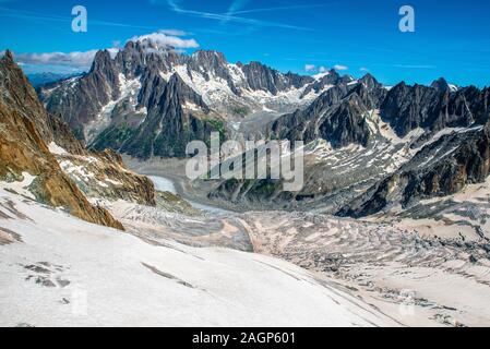 Le Mont Blanc, le toit de l'Europe avec ses 4808 mètres au-dessus du niveau de la mer, est un ensemble de sommets. Donnant sur la mer d'​​Ice les Grandes Jorasses, le Banque D'Images