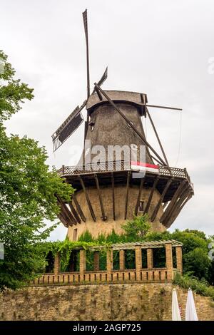 Moulin à Vent historique parc de Sanssouci à Potsdam, en Allemagne. Sanssouci est un palais d'été du roi de Prusse Frédéric le Grand. Banque D'Images