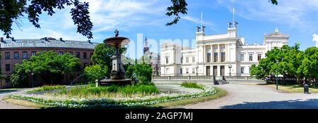 Vue panoramique sur Universitetsplatsen (place de l'Université) à Lund, en Suède, sur une chaude journée d'été Banque D'Images