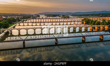 De nombreux ponts sur la rivière dans le coucher du soleil, Harrisburg, Pennsylvanie, Susquehanna River Crossings vue aérienne, dramatique soir reflet dans l'eau Banque D'Images