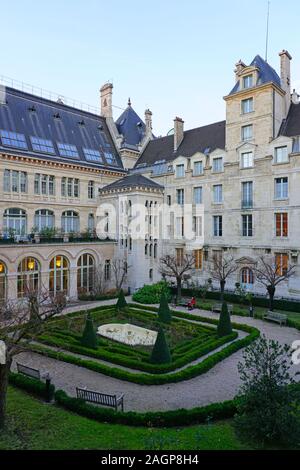 PARIS, FRANCE - 18 MAI 2019- Vue du lycée Louis-le-Grand sur la Rue Saint Jacques à Paris. C'est l'un des meilleurs lycées publics en France et de Banque D'Images