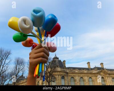 Bouquet de tulipes en sculpture Jardin des Champs-Élysées par Jeff Koons à la mémoire de victimes de terrorisme Paris, Paris, France Banque D'Images