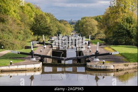 Hatton Locks sur le canal Grand Union en direction de Warwick, Hatton Warwickshire, Angleterre, Royaume-Uni. Banque D'Images