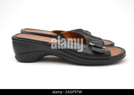 Une paire de mules Scholl cuir noir avec boucle sandales Banque D'Images