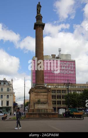 Glasgow Ecosse George Square colonne dorique avec Statue de pierre de Sir Walter Scott achevé en 1836 conçu par John Greenshields et Colonne et base Banque D'Images