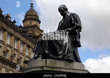 Glasgow Ecosse George Square Statue en bronze de James Watt 1736 - 1819 inventeur, ingénieur et chimiste célèbre pour l'invention de la vapeur Watt E Banque D'Images