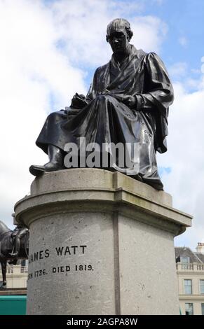 Glasgow Ecosse George Square Statue en bronze de James Watt 1736 - 1819 inventeur, ingénieur et chimiste célèbre pour l'invention de la vapeur Watt E Banque D'Images