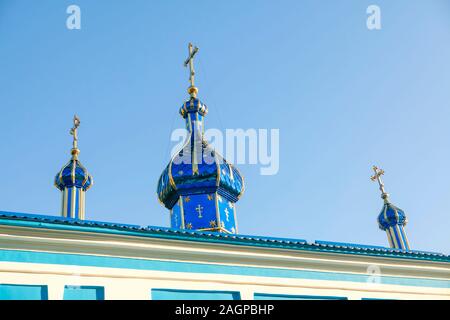 Dômes bleus avec croix sur le haut de l'église Banque D'Images