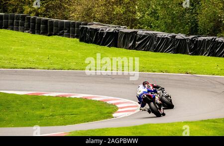 Course de Motos autour de la célèbre voie à Cadwell Park, en Angleterre, UK. Banque D'Images