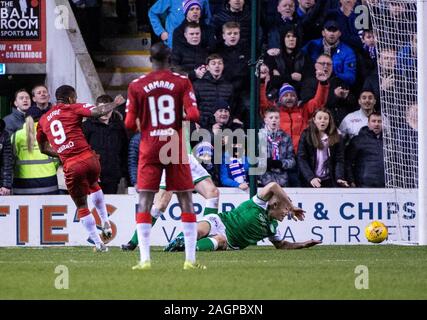 Ladbrokes Premiereship écossais - Hibernian v Rangers. Easter Road Stadium, Edinburgh, Midlothian, UK. 18Th Oct, 2019. Pic montre : l'avant des Rangers, Jermain Defoe, incendies accueil les visiteurs 3e objectif comme Hibs descendre 0-3 de Rangers à Easter Road Stadium, Edinburgh. Crédit : Ian Jacobs/Alamy Live News Banque D'Images