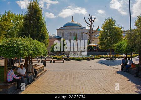 Istanbul, Turquie - 19 septembre 2019. La place piétonne à l'extérieur de Yeni Cami nouvelle mosquée et le bazar aux épices égyptien, également connu sous le nom de Misir Voitures Banque D'Images