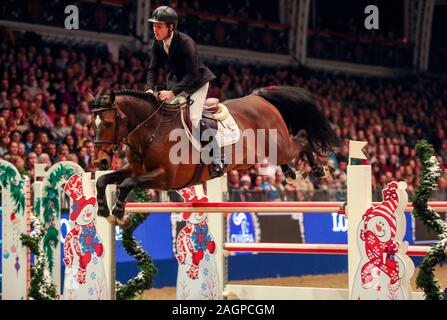 Scott Brash équitation Bonjour Vincent participe à la Longines Christmas Cracker class pendant cinq jours de la London International Horse Show à l'Olympia de Londres. Banque D'Images