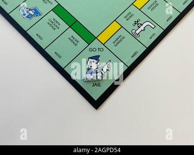 Orlando, Floride/USA-12/20/19 : La voiture de course sur la place d'aller en prison pour le jeu Monopoly par Hasbro sur un fond blanc. Business concept, de la banque, un Banque D'Images