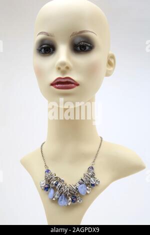 Collier Perles et argent sur mannequin Banque D'Images