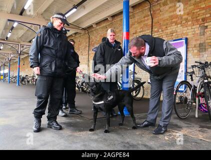 Kings Lynn, Norfolk, Royaume-Uni. 18Th Oct, 2019. Le gestionnaire de la gare accueille les chiens de recherche de la police de vérifier la station avant de la reine Elizabeth II arrive, sur un service public train, à la gare de Kings Lynn à commencer ses vacances de Noël annuel à Sandringham, Norfolk. Il n'est pas rare que le monarque d'utiliser les transports publics lorsqu'elle voyage à Kings Lynn. La reine Elizabeth II arrive pour sa maison de Sandringham, près de Kings Lynn, Norfolk, le 20 décembre 2019. Crédit : Paul Marriott/Alamy Live News Banque D'Images