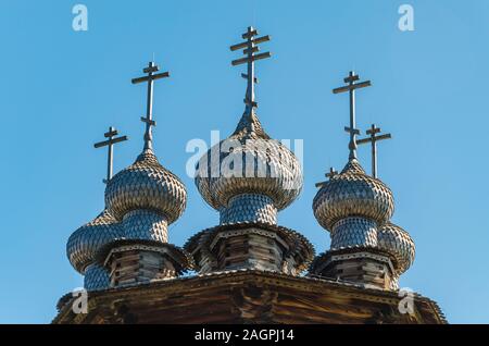 Les dix chefs de couronne de l'Eglise orthodoxe de l'Intercession de la Sainte Vierge sur l'île de Kizhi. Le folk unique l'architecture en bois. Banque D'Images