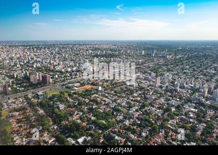 Vue aérienne de la ville de Buenos Aires sur l'approche à l'aéroport Aeroparque Banque D'Images