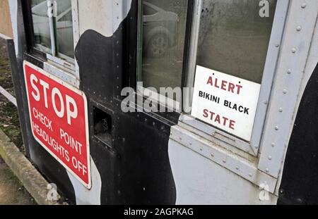 Ministère de la Défense MOD Check Point d'arrêt des projecteurs - signer l'État Alerte Bikini Black Banque D'Images