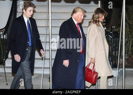 Washington DC, USA. 18Th Oct, 2019. Le président Donald Trump, Melania Trump et son fils Barron Trump à pied sur la pelouse Sud de la Maison blanche avant de monter à bord d'un marin le 20 décembre 2019 à Washington, DC., pour un voyage à la base aérienne d'Andrews, dans le Maryland, à prononcera une allocution à la cérémonie de signature de S.1790, le National Defense Authorization Act pour l'exercice 2020 puis à na Mar-a-Lago, Fl. (Photo par Oliver Contreras/SIPA USA) Crédit : Sipa USA/Alamy Live News Banque D'Images