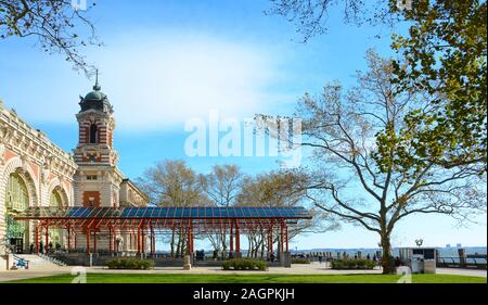 NEW YORK, NY - 04 NOV 2019 : terrain et l'entrée à l'Ellis Island Musée National de l'Immigration. Banque D'Images