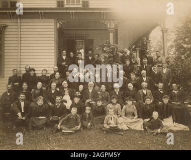 C Antique1890 photo, "réunion de famille dans la région de Albion, New York." Source : photographie originale Banque D'Images