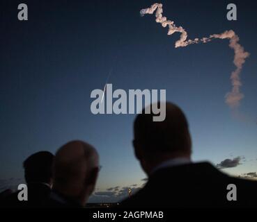 Cap Canaveral, États-Unis. 20 Décembre, 2019. Floride Gov. Ron DeSantis, gauche, Bruno Tory, président et chef de la direction de United Launch Alliance, centre, et l'administrateur de la NASA Jim Bridenstine, droite, regardez comme une fusée Atlas V Alliance Lancement transportant le Boeing CST-100 15 lancements à partir de l'espace complexe de lancement 41 à Cap Canaveral Air Force Station, 20 décembre 2019 à Cape Canaveral, en Floride. Le test en vol orbital sans pilote est la mission de jeune fille par le Starliner à la Station spatiale internationale une partie de l'équipage de la NASA du programme commercial. Crédit : Joel Kowsky/NASA/Alamy Live N Banque D'Images