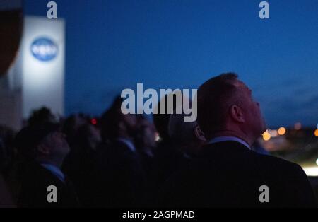 Cap Canaveral, États-Unis. 20 Décembre, 2019. L'administrateur de la NASA Jim Bridenstine, droite, observe un United Alliance Lancement fusée Atlas V transportant le Boeing CST-100 15 lancements à partir de l'espace complexe de lancement 41 à Cap Canaveral Air Force Station, 20 décembre 2019 à Cape Canaveral, en Floride. Le test en vol orbital sans pilote est la mission de jeune fille par le Starliner à la Station spatiale internationale une partie de l'équipage de la NASA du programme commercial. Crédit : Joel Kowsky/NASA/Alamy Live News Banque D'Images