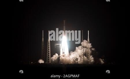 Cap Canaveral, États-Unis. 20 Décembre, 2019. Lancement d'une fusée Atlas V Alliance transportant le Boeing CST-100 sonde Starliner décollera à partir de l'espace complexe de lancement 41 à Cap Canaveral Air Force Station, 20 décembre 2019 à Cape Canaveral, en Floride. Le test en vol orbital sans pilote est la mission de jeune fille par le Starliner à la Station spatiale internationale une partie de l'équipage de la NASA du programme commercial. Crédit : Joel Kowsky/NASA/Alamy Live News Banque D'Images
