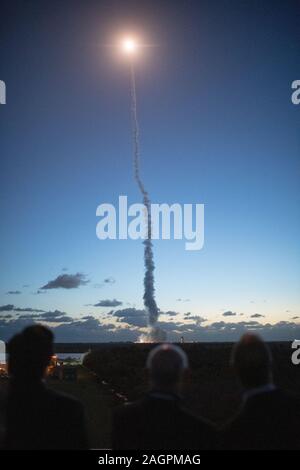 Cap Canaveral, États-Unis. 20 Décembre, 2019. Floride Gov. Ron DeSantis, gauche, Bruno Tory, président et chef de la direction de United Launch Alliance, centre, et l'administrateur de la NASA Jim Bridenstine, droite, regardez comme une fusée Atlas V Alliance Lancement transportant le Boeing CST-100 15 lancements à partir de l'espace complexe de lancement 41 à Cap Canaveral Air Force Station, 20 décembre 2019 à Cape Canaveral, en Floride. Le test en vol orbital sans pilote est la mission de jeune fille par le Starliner à la Station spatiale internationale une partie de l'équipage de la NASA du programme commercial. Crédit : Joel Kowsky/NASA/Alamy Live N Banque D'Images