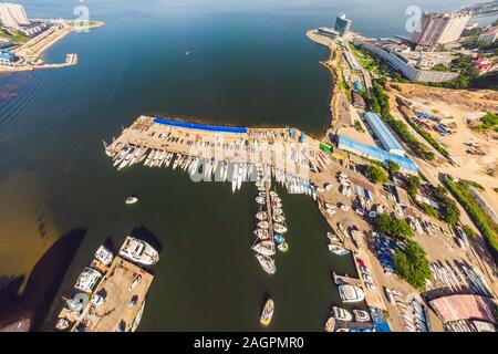 Drone aérien vue à vol d'oiseau de belle croisière en bateau à voile violet dans la mer Égée Banque D'Images