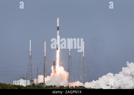 Un SpaceX Falcon 9 CRS-19 rocket lancé à Cap Canaveral Air Force Station, en Floride, le 5 décembre 2019. Le CS Ex-19 est la dernière mission commerciale dans le programme de services d'approvisionnement qui transporte des milliers de livres de marchandises et fournitures pour ravitailler la Station spatiale internationale. (U.S. Air Force photo de Joshua Clifford) Banque D'Images