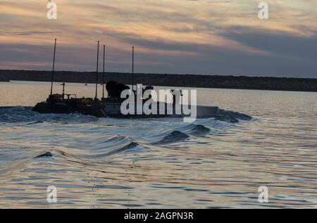 Les Marines américains avec la Direction générale de l'essai du véhicule amphibie, Marine Corps systèmes tactiques des activités de soutien, prendre un nouveau véhicule de combat amphibie pour l'océan ouvert à l'essai de faible éclairage Del Mar Beach le Marine Corps Base Camp Pendleton, en Californie, le 17 décembre 2019. Le test a été conçu pour évaluer et vérifier la qualité de l'interface avec les Marines peuvent fonctionner et véhicule la nuit. L'ACV est un huit-roues véhicules blindés destinés à remplacer entièrement le corps, vieillissement de la flotte de véhicules d'assaut amphibie. (U.S. Marine Corps photo par Lance Cpl. Andrew Cortez) Banque D'Images