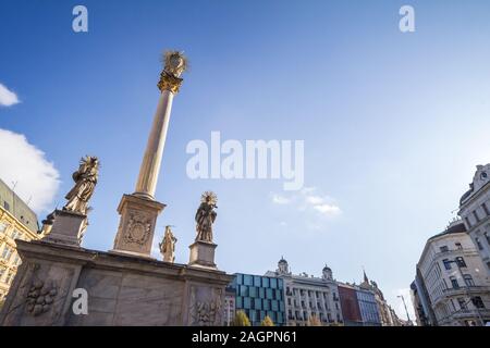 Panorama de Namesti Svobody, également appelée Place de la liberté, à Brno, en République tchèque, avec la colonne de la peste, baroque ou Morovy Sloup en premier plan. c'est Banque D'Images