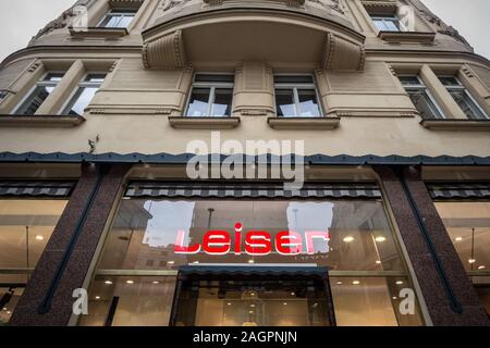 PRAGUE, RÉPUBLIQUE TCHÈQUE - le 6 novembre 2019 : Leiser logo en face de leur boutique principale pour Prague, République tchèque. Leiser handelsgesellschaft est un allemand cha Banque D'Images