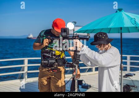 Opérateur steadicam et préparer son assistant caméra et 3-axes-stabilisateur pour une analyse commerciale de cardan Banque D'Images