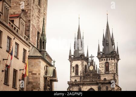 Tours de l'église notre dame avant tyn, également appelé chram matky pred tynem bozi ou Tynsky chram, dans la vieille ville de Prague, République tchèque. c'est Banque D'Images