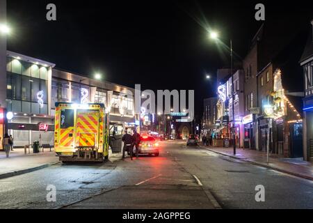 Une ambulance garée sur le côté de la route sur St Mary's Butts dans Lire, UK la nuit. Banque D'Images