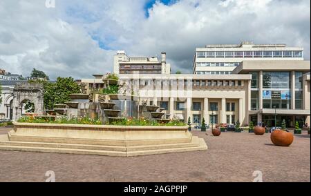 France, Savoie, Aix-les-Bains, Place Maurice Mollard, en face de thermes modernes et de l'Office de Tourisme Banque D'Images