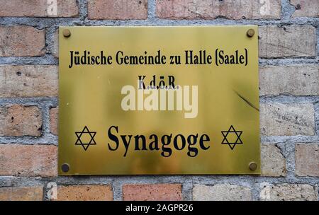 20 décembre 2019, la Saxe-Anhalt, Halle (Saale) : Vue d'un panneau à l'entrée de la synagogue à Halle/Saale. Le dimanche (22.12.) les huit jours de Hanoucca juive Fête des Lumières commence. La communauté juive de Halle est venu dans le public dans le monde entier dans le cadre d'une attaque programmée sur la synagogue le 9 octobre 2019. Photo : Hendrik Schmidt/dpa-Zentralbild/ZB Banque D'Images