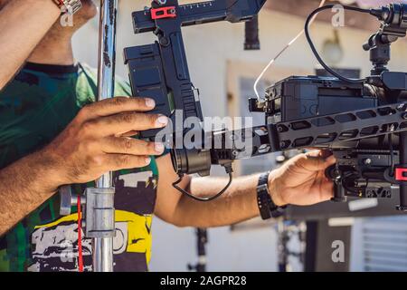 Opérateur Steadicam caméra préparer et stabilisateur 3 axes pour un cardan à l'analyse commerciale Banque D'Images