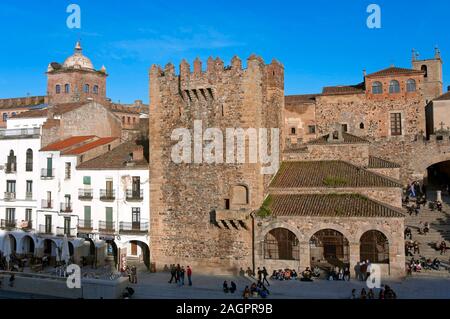 Place principale et of Bujaco tower -12ème siècle, Caceres, Région de l'Estrémadure, Espagne, Europe. Banque D'Images