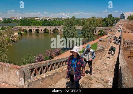 Vue depuis l'Alcazaba, pont romain sur la rivière Guadiana (en arrière-plan le Lusitania pont), Merida, Badajoz province, région de l'Estrémadure, Espagne, Europe. Banque D'Images