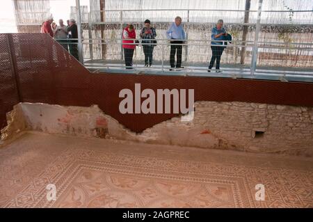 Roman ville ibérique de Castulo, mosaïque de l'aime et touristes, Linares, province de Jaén, Andalousie, Espagne, Europe. Banque D'Images